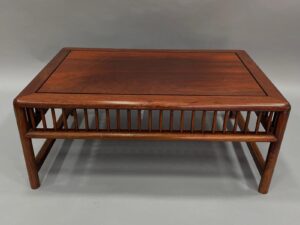 MESA DE EXPOSICIÓN RECTANGULAR MARRON