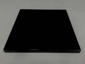 JITA DE EXPOSICIÓN CUADRADA NEGRA