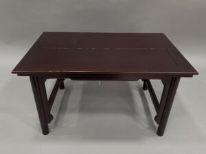 MESA DE EXPOSICIÓN RECTANGULAR MARRON