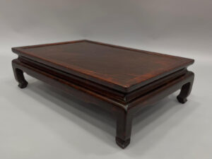 MESA DE EXPOSICIÓN RECTANGULAR MARRON