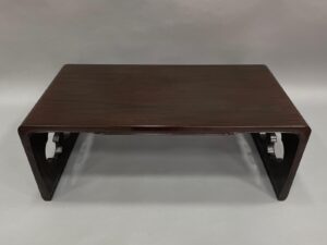 MESA DE EXPOSICIÓN RECTANGULAR MARRON