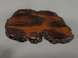JITA DE EXPOSICIÓN IRREGULAR MARRÓN